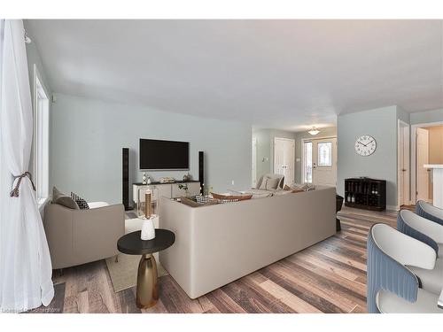 7000 Windsor Crescent, Niagara Falls, ON - Indoor Photo Showing Living Room