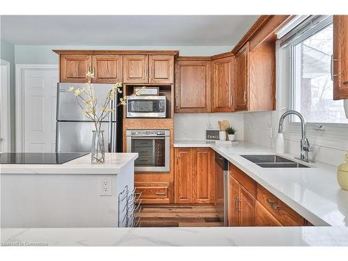 7000 Windsor Crescent, Niagara Falls, ON - Indoor Photo Showing Kitchen With Double Sink