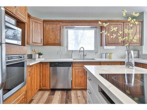 7000 Windsor Crescent, Niagara Falls, ON - Indoor Photo Showing Kitchen With Double Sink