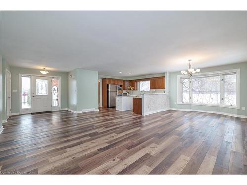 7000 Windsor Crescent, Niagara Falls, ON - Indoor Photo Showing Living Room