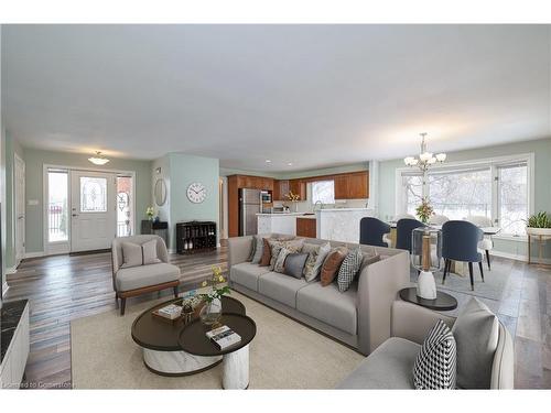 7000 Windsor Crescent, Niagara Falls, ON - Indoor Photo Showing Living Room