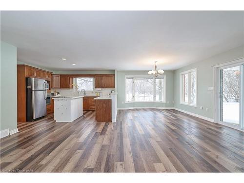 7000 Windsor Crescent, Niagara Falls, ON - Indoor Photo Showing Kitchen