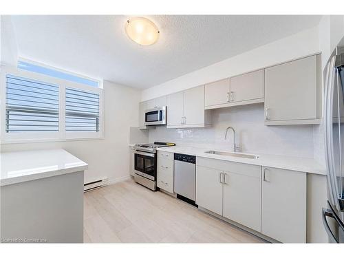 705-700 Dynes Road, Burlington, ON - Indoor Photo Showing Kitchen