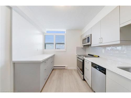 705-700 Dynes Road, Burlington, ON - Indoor Photo Showing Kitchen