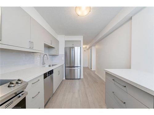 705-700 Dynes Road, Burlington, ON - Indoor Photo Showing Kitchen With Upgraded Kitchen