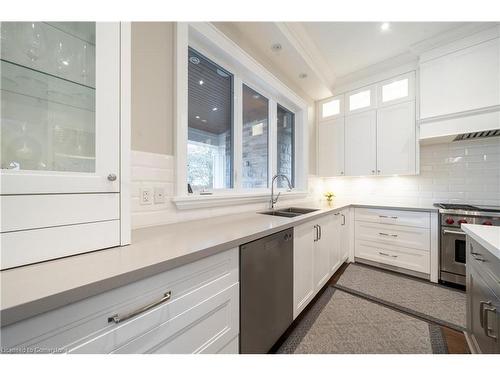 417 Scarsdale Crescent, Oakville, ON - Indoor Photo Showing Kitchen With Double Sink With Upgraded Kitchen