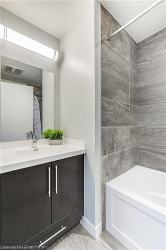 1808-2087 Fairview Street, Burlington, ON - Indoor Photo Showing Bathroom