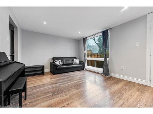 20-25 Britten Close, Hamilton, ON - Indoor Photo Showing Living Room