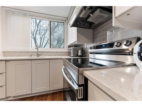 20-25 Britten Close, Hamilton, ON - Indoor Photo Showing Kitchen