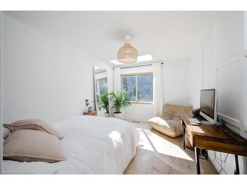 380 Parkside Drive, Waterdown, ON - Indoor Photo Showing Bedroom