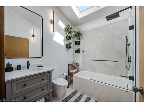 380 Parkside Drive, Waterdown, ON - Indoor Photo Showing Bathroom