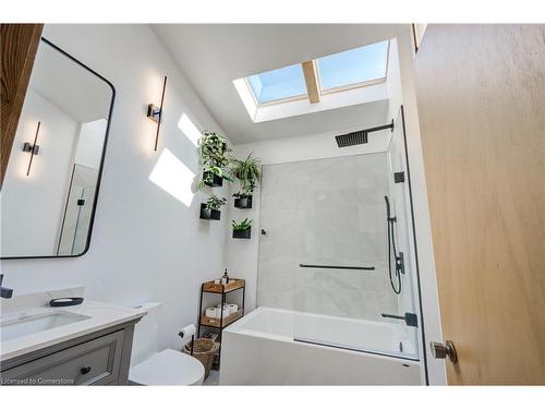 380 Parkside Drive, Waterdown, ON - Indoor Photo Showing Bathroom