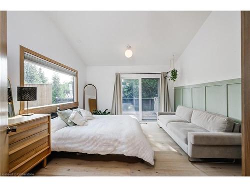 380 Parkside Drive, Waterdown, ON - Indoor Photo Showing Bedroom