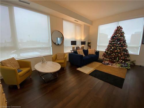 304-2007 James Street, Burlington, ON - Indoor Photo Showing Living Room