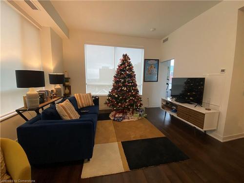 304-2007 James Street, Burlington, ON - Indoor Photo Showing Living Room