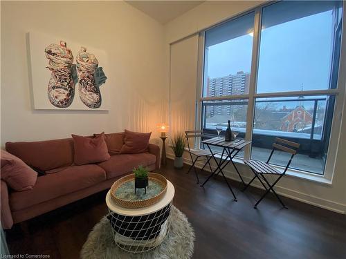 304-2007 James Street, Burlington, ON - Indoor Photo Showing Living Room