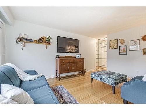 13-100 St Andrews Court, Hamilton, ON - Indoor Photo Showing Living Room