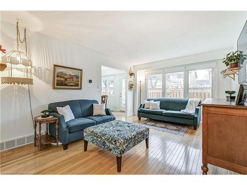 13-100 St Andrews Court, Hamilton, ON - Indoor Photo Showing Living Room