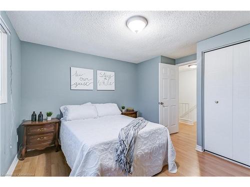 13-100 St Andrews Court, Hamilton, ON - Indoor Photo Showing Bedroom