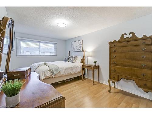 13-100 St Andrews Court, Hamilton, ON - Indoor Photo Showing Bedroom