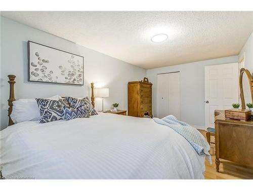 13-100 St Andrews Court, Hamilton, ON - Indoor Photo Showing Bedroom