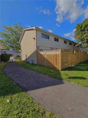 13-100 St Andrews Court, Hamilton, ON - Outdoor