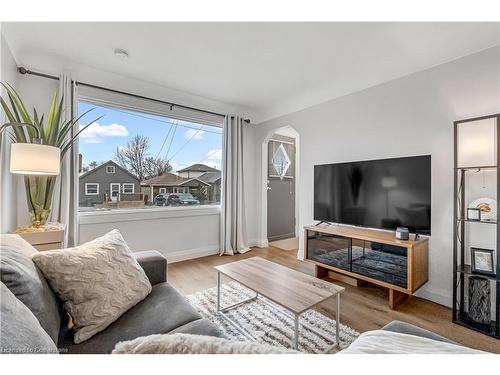 430 Brunswick Street, Hamilton, ON - Indoor Photo Showing Living Room