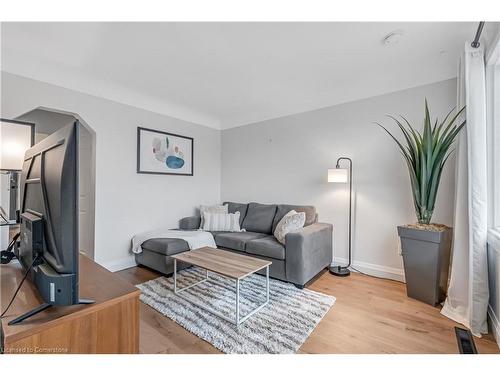 430 Brunswick Street, Hamilton, ON - Indoor Photo Showing Living Room