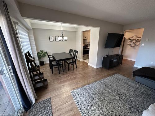 16-40 Grayrocks Avenue, Hamilton, ON - Indoor Photo Showing Living Room