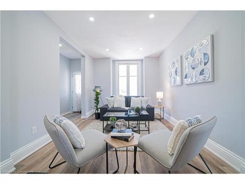 17 Kinrade Avenue, Hamilton, ON - Indoor Photo Showing Living Room