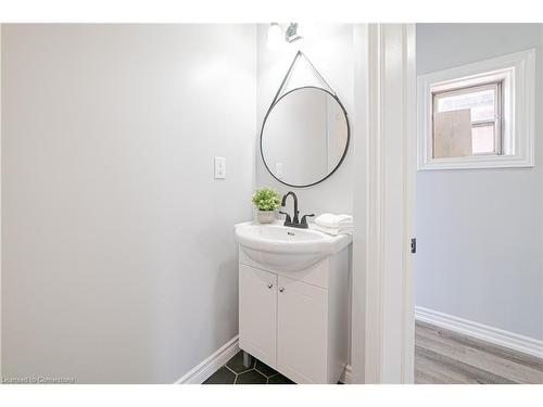 17 Kinrade Avenue, Hamilton, ON - Indoor Photo Showing Bathroom