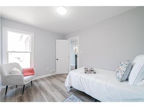 17 Kinrade Avenue, Hamilton, ON - Indoor Photo Showing Bedroom