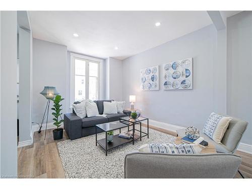 17 Kinrade Avenue, Hamilton, ON - Indoor Photo Showing Living Room