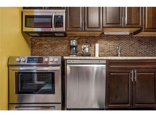 31-255 Mount Albion Road, Hamilton, ON - Indoor Photo Showing Kitchen With Upgraded Kitchen