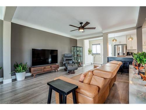 752 Beach Boulevard, Hamilton, ON - Indoor Photo Showing Living Room