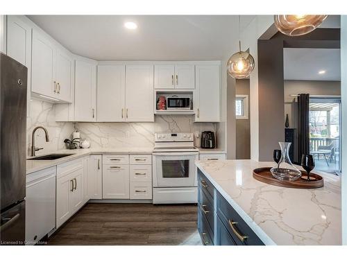 752 Beach Boulevard, Hamilton, ON - Indoor Photo Showing Kitchen