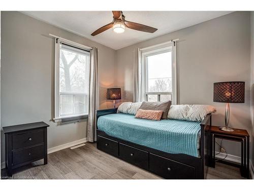 752 Beach Boulevard, Hamilton, ON - Indoor Photo Showing Bedroom