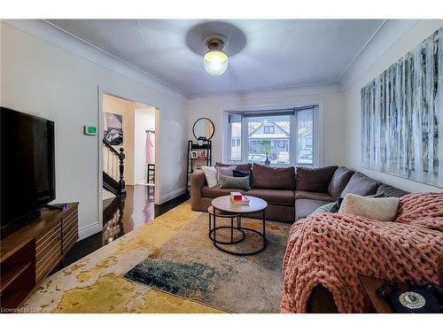 45 Robins Avenue, Hamilton, ON - Indoor Photo Showing Living Room