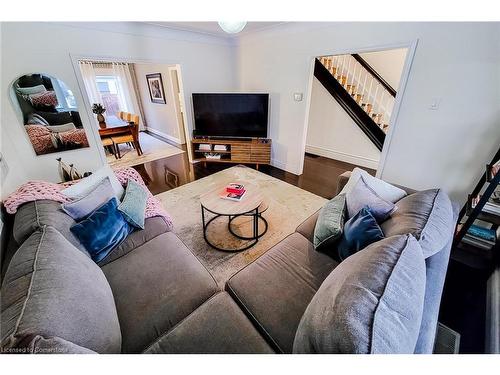 45 Robins Avenue, Hamilton, ON - Indoor Photo Showing Living Room