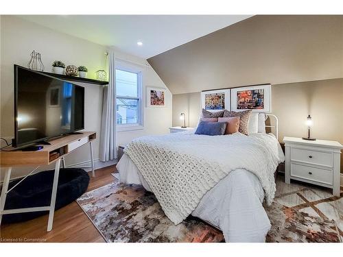 45 Robins Avenue, Hamilton, ON - Indoor Photo Showing Bedroom