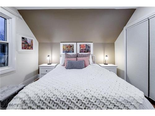 45 Robins Avenue, Hamilton, ON - Indoor Photo Showing Bedroom