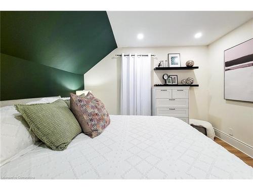 45 Robins Avenue, Hamilton, ON - Indoor Photo Showing Bedroom