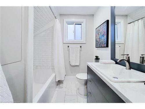 45 Robins Avenue, Hamilton, ON - Indoor Photo Showing Bathroom