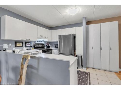 213-2030 Cleaver Avenue, Burlington, ON - Indoor Photo Showing Kitchen