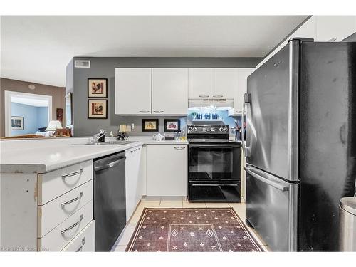 213-2030 Cleaver Avenue, Burlington, ON - Indoor Photo Showing Kitchen