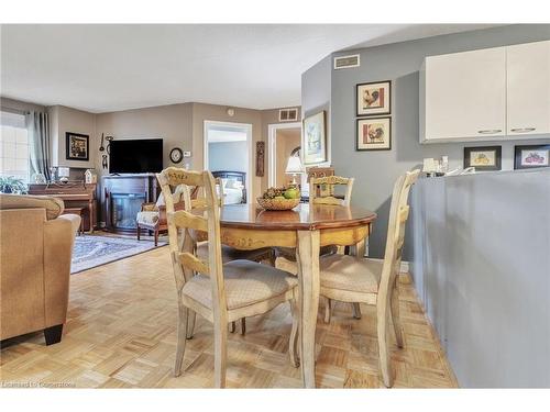 213-2030 Cleaver Avenue, Burlington, ON - Indoor Photo Showing Dining Room