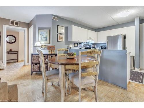 213-2030 Cleaver Avenue, Burlington, ON - Indoor Photo Showing Dining Room