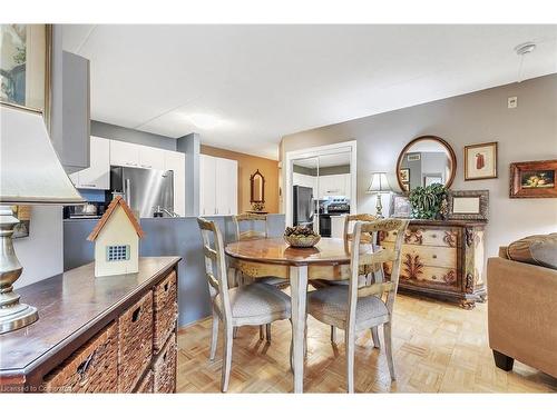 213-2030 Cleaver Avenue, Burlington, ON - Indoor Photo Showing Dining Room