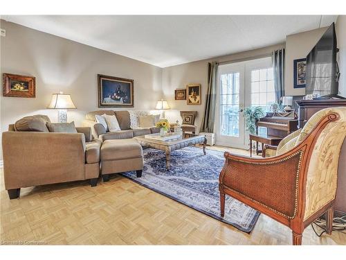 213-2030 Cleaver Avenue, Burlington, ON - Indoor Photo Showing Living Room