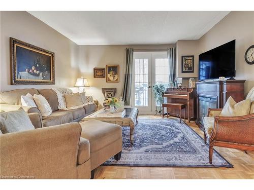 213-2030 Cleaver Avenue, Burlington, ON - Indoor Photo Showing Living Room